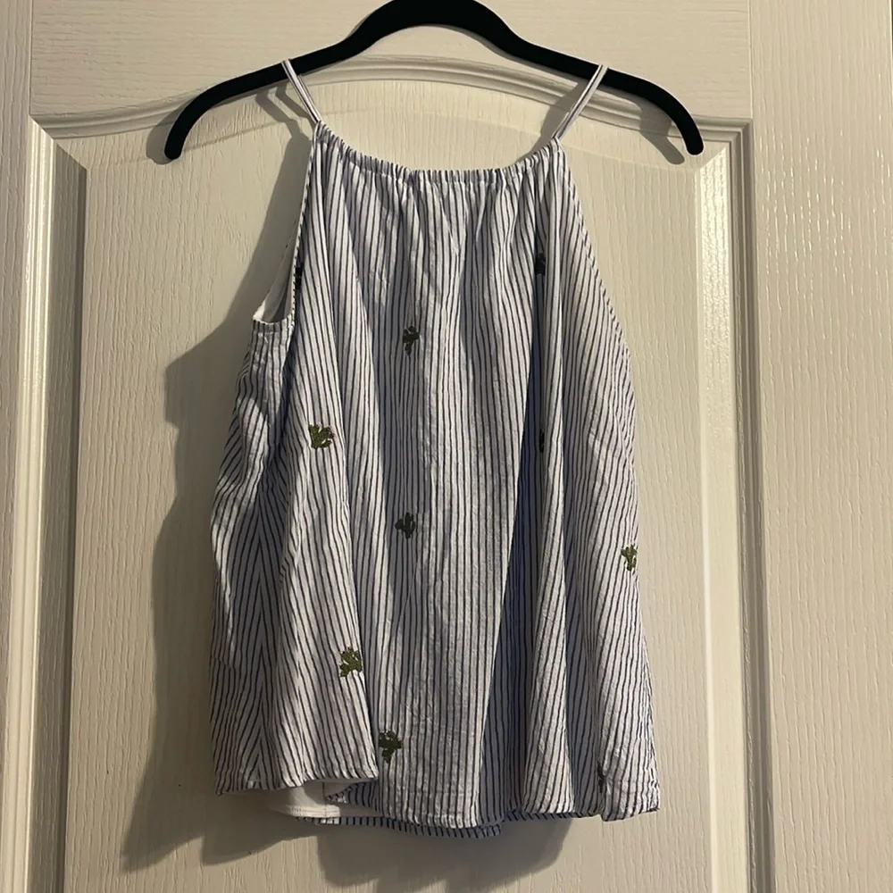 Super cute halter top - Picture 2 of 7